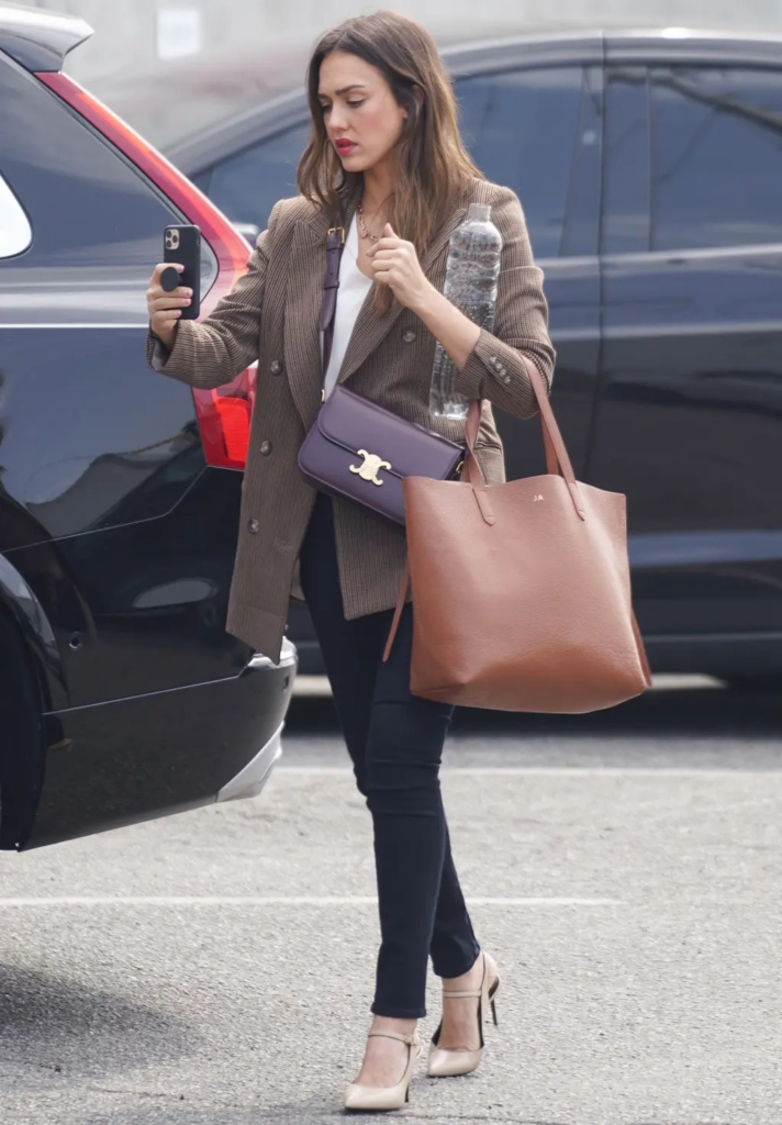 Meghan Markle with tote bags