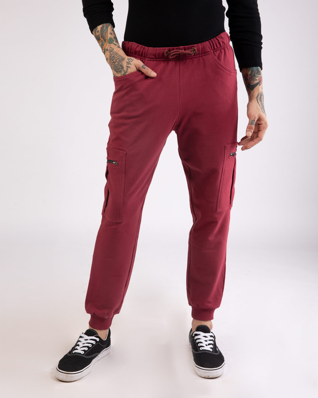 maroon joggers outfit mens