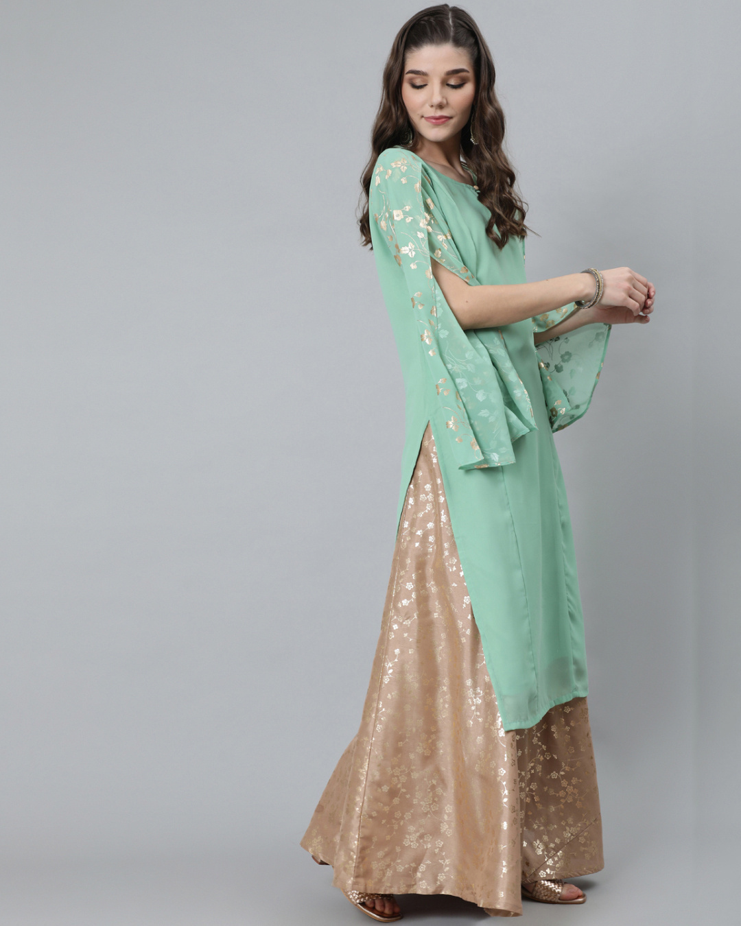 Shop Women's Green Gold Foil Printed Kurta with Open Flared Sleeve and Potli bag-Back