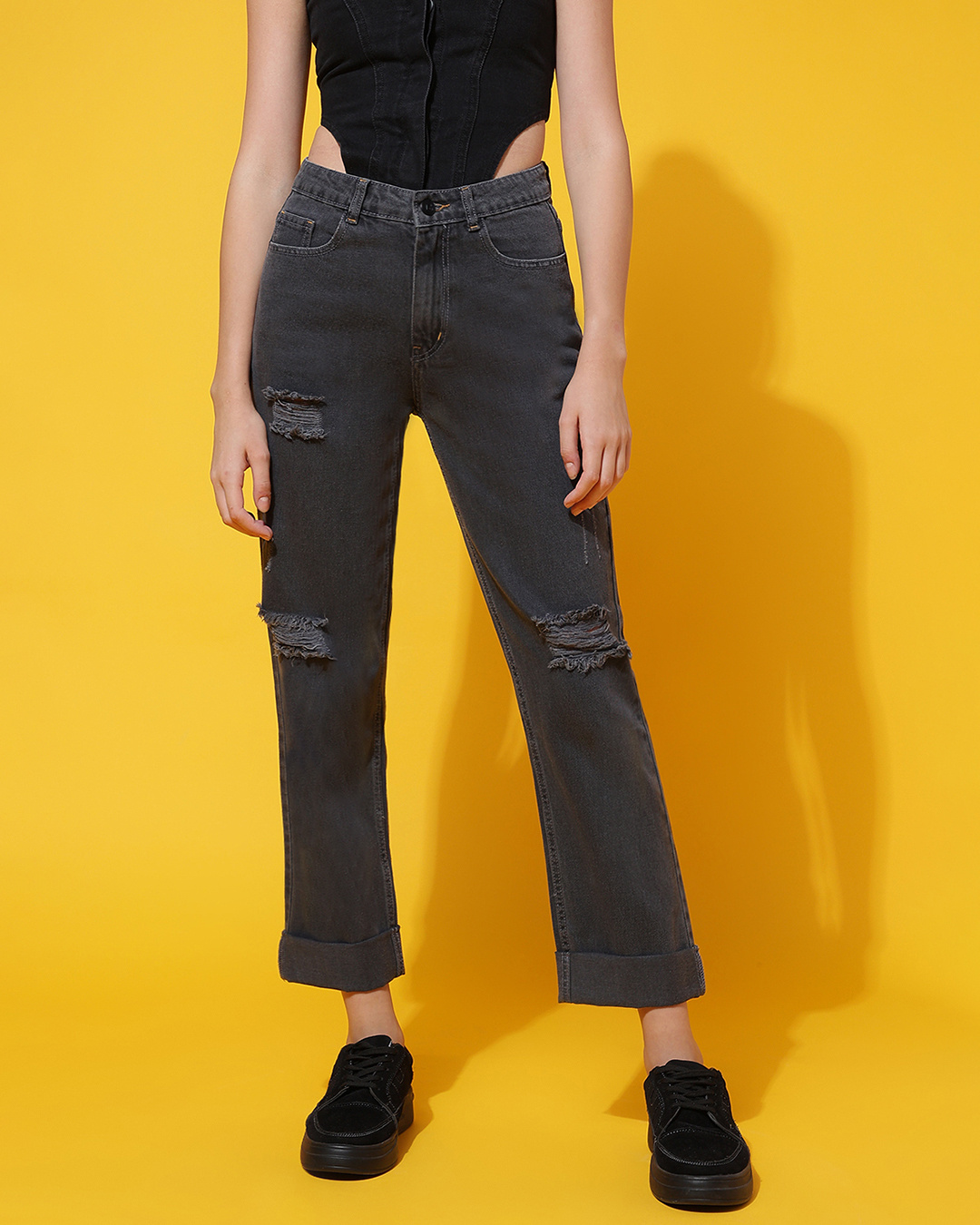 Women's Solid White Frayed Hem Straight Fit Jeans
