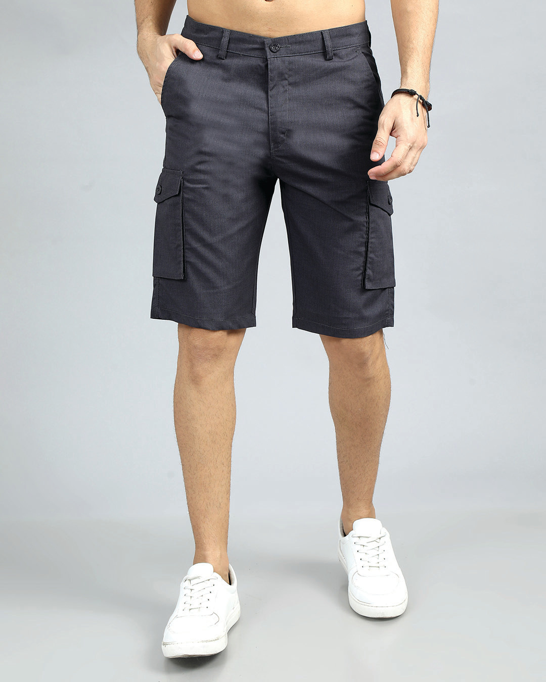 men wearing cargo shorts as beach outfit