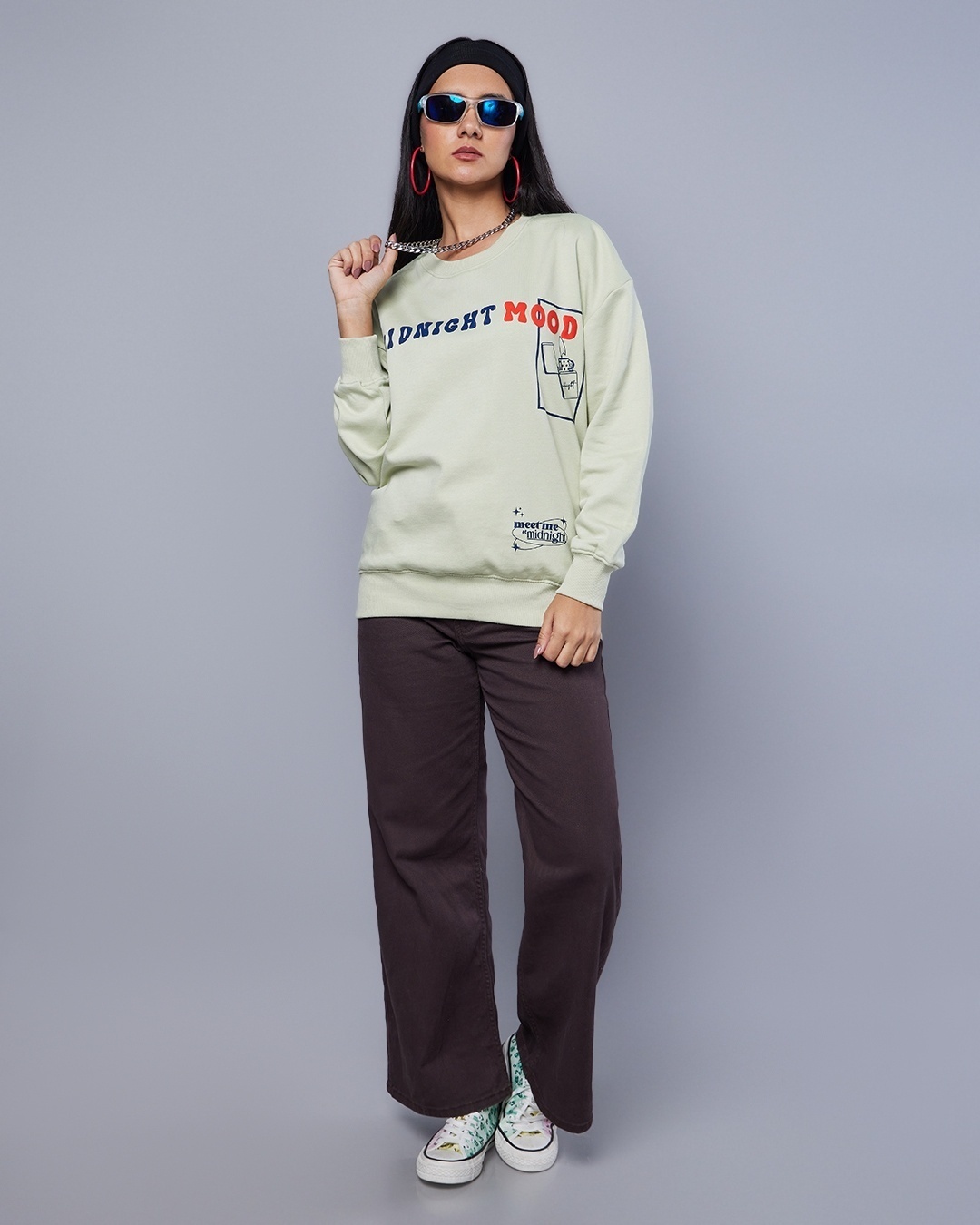 woman styled a oversized sweatshirts with sneakers