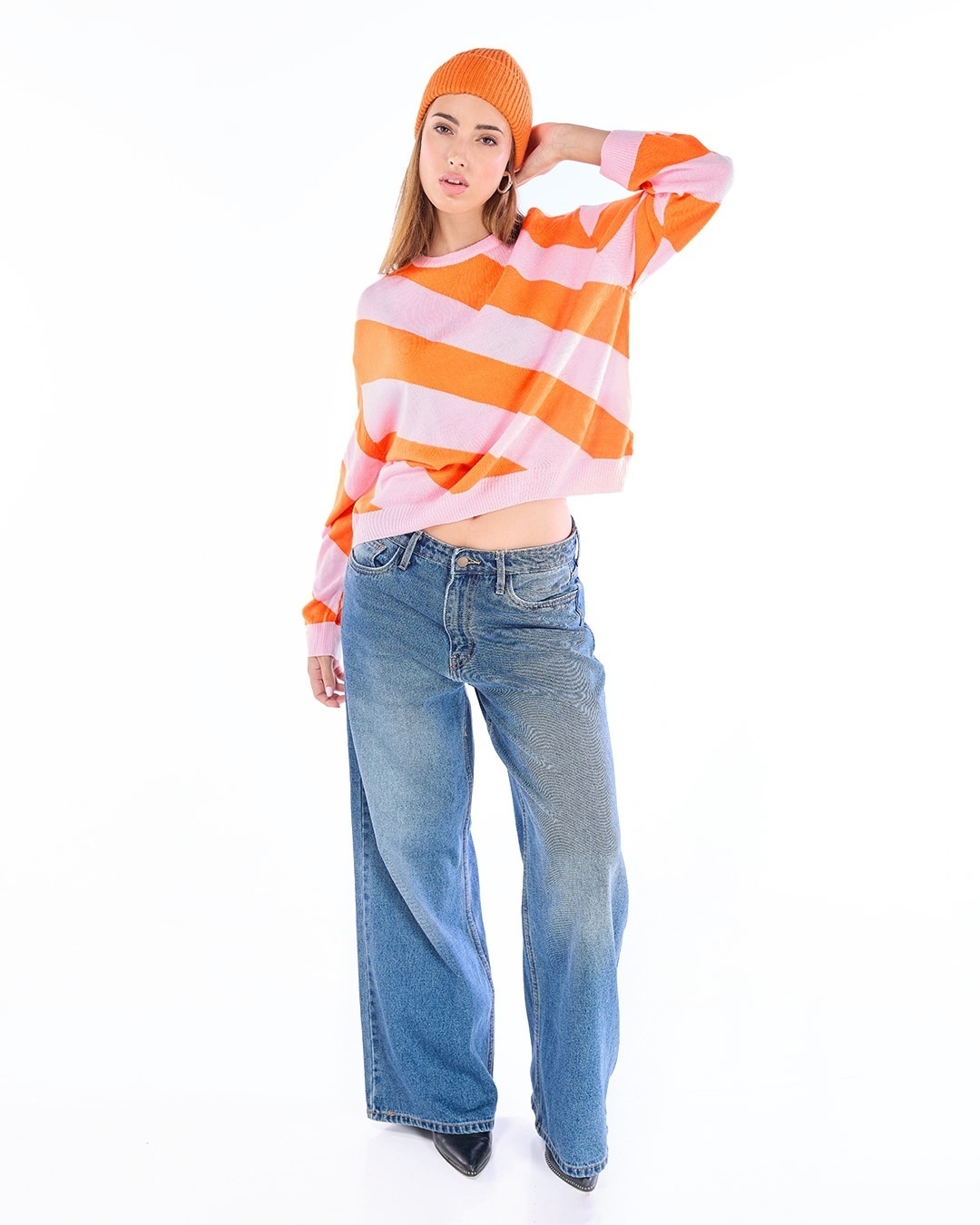 woman styled a sweatshirt with jean and sneakers