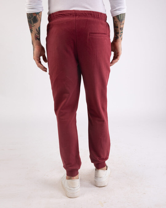 maroon joggers outfit mens