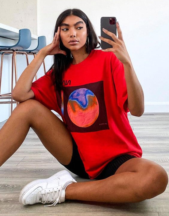 Graphic Boyfriend T Shirt for Women - Bewakoof Blog Oversized T-Shirts Outfit Idea