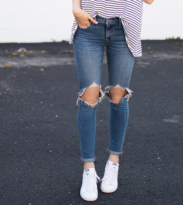 How To Style Sneakers This Summer - Fashionable White Sneaker Outfits ...