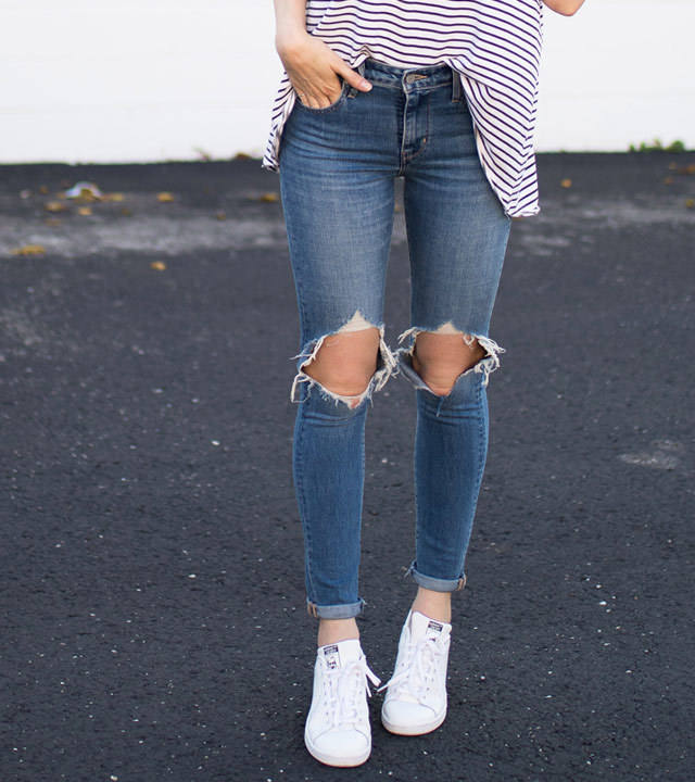 Casual look outlet with sneakers