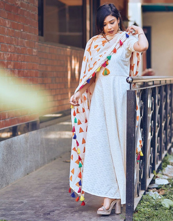 plain white dress with colourful dupatta