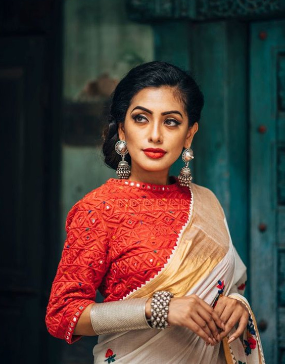 https://images.bewakoof.com/utter/content/2848/content_saree_draping_tips_to_look_slim_4.jpg