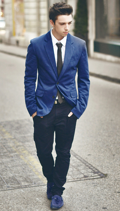 blue suit black shoes what color tie