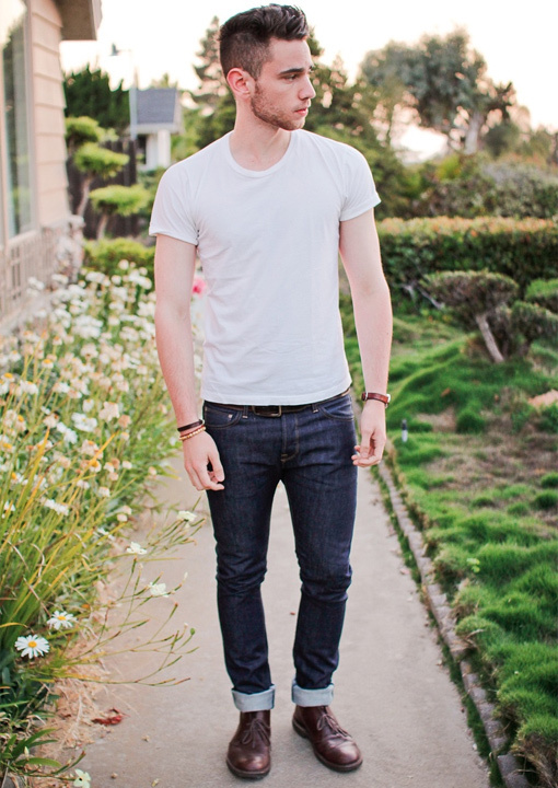 man t shirt and jeans