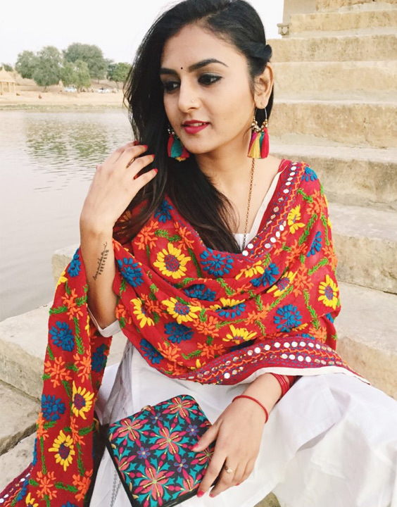 plain white dress with colourful dupatta