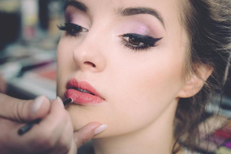 How to Look Stunning for an Opera Night Date: Makeup Tips You Need?