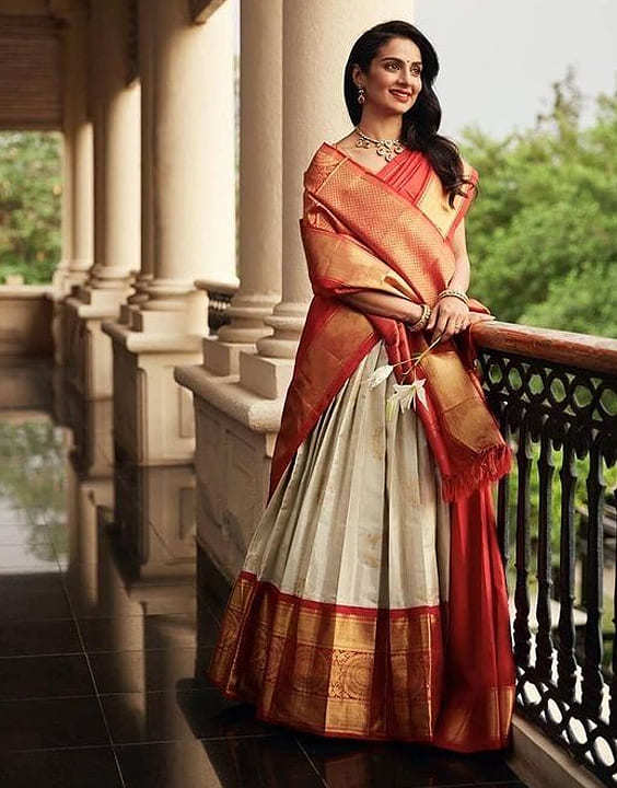 Close-up Traditional Bengali Bride in-traditional Wedding-Dress And Talking  Mobile-Phone