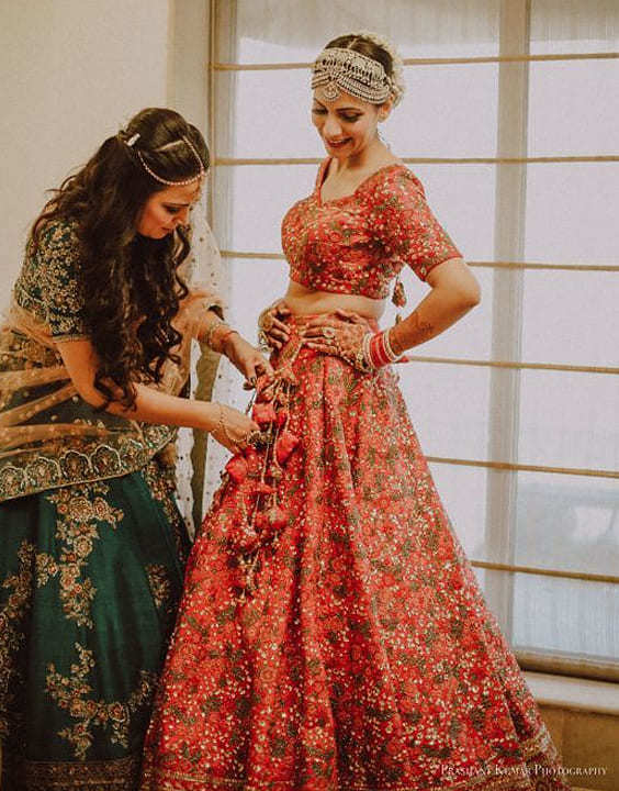 Bride  - Lehenga poses - Bewakoof Blog