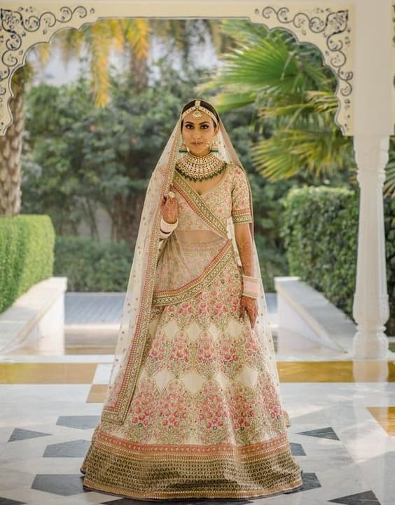 Front view - Lehenga poses - Bewakoof Blog