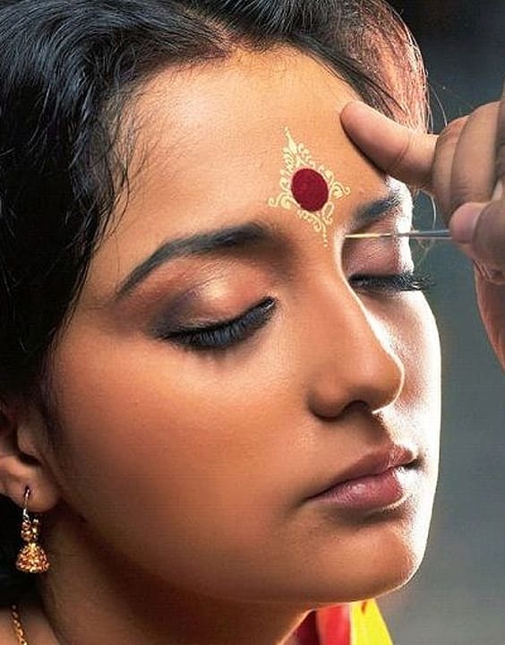 Slay It With These Black Bindi Looks  Threads  WeRIndia