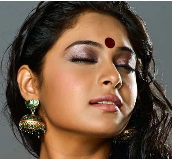 Bold Red Bindi - Bindi Designs - Bewakoof Blog